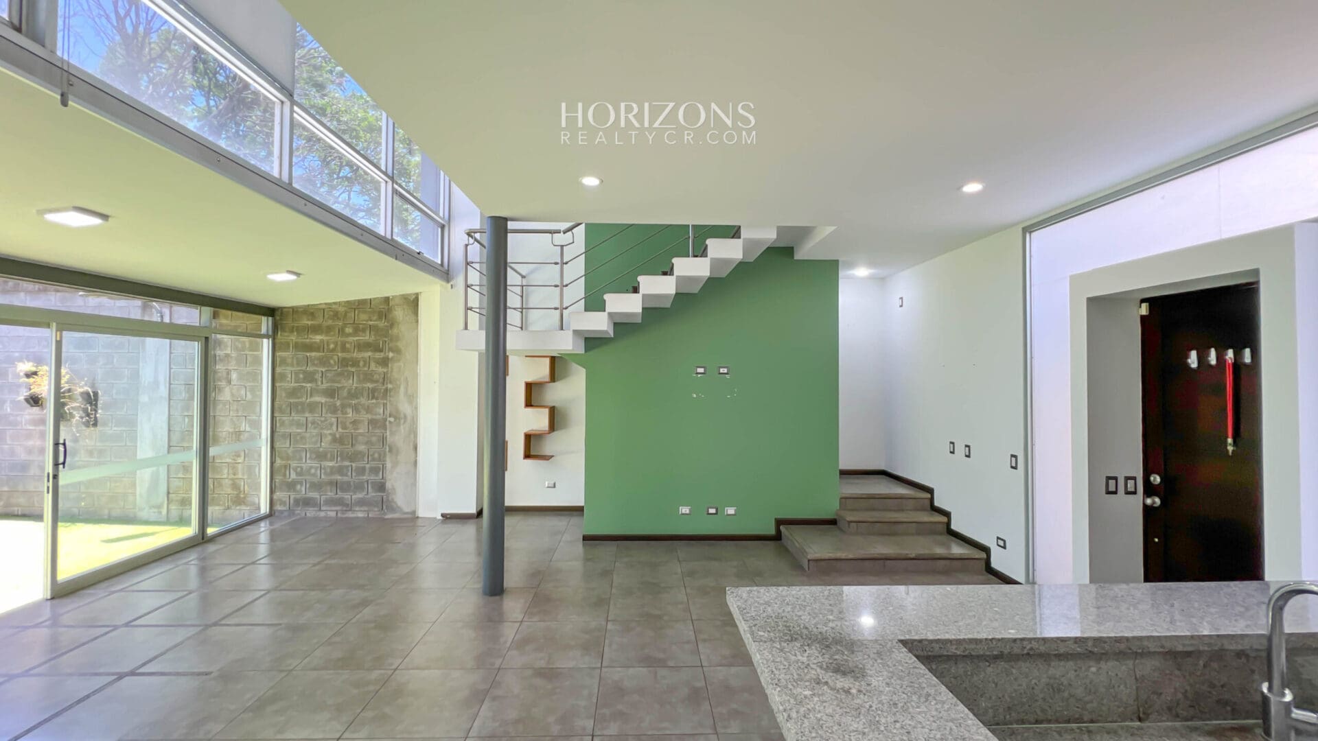 Casa en Venta Moderna con Techos altos en Condominio en Alajuela njr61