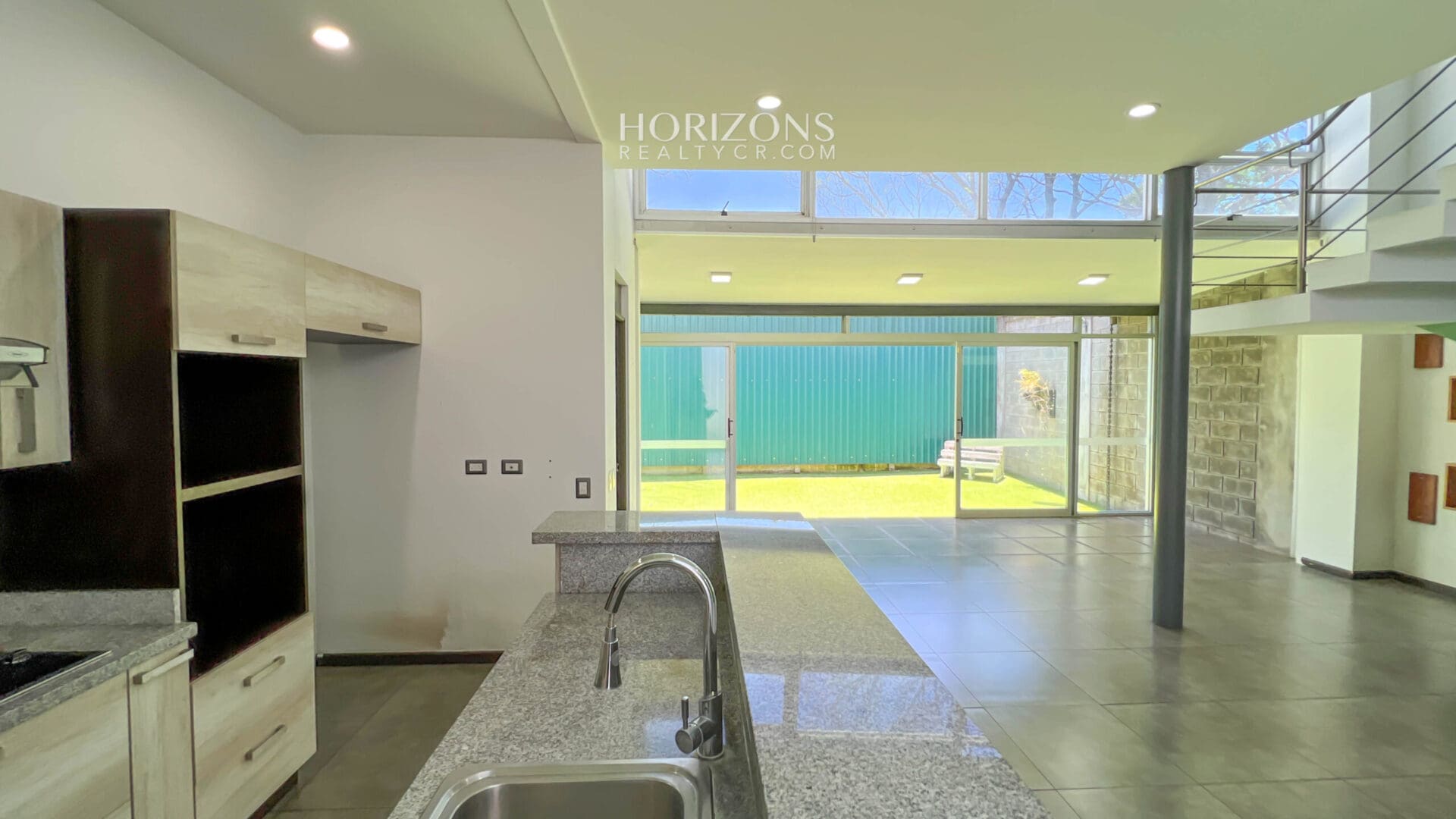 Casa en Venta Moderna con Techos altos en Condominio en Alajuela njr61
