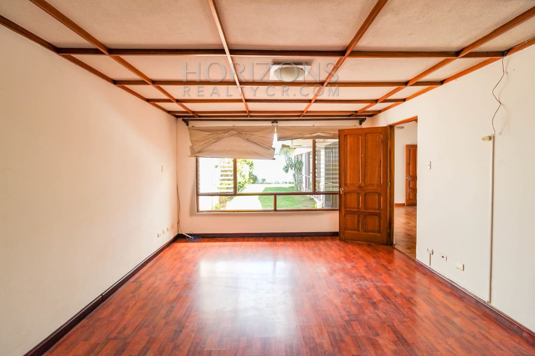 SE ALQUILA CASA CON PATIO EN MORAVIA UNA PLANTLA / 4 HABITACIONES noj921