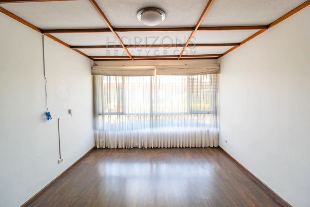 SE ALQUILA CASA CON PATIO EN MORAVIA UNA PLANTLA / 4 HABITACIONES noj921