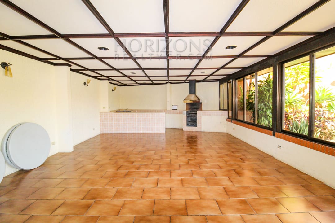 SE ALQUILA CASA CON PATIO EN MORAVIA UNA PLANTLA / 4 HABITACIONES noj921