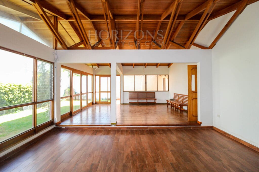 SE ALQUILA CASA CON PATIO EN MORAVIA UNA PLANTLA / 4 HABITACIONES noj921
