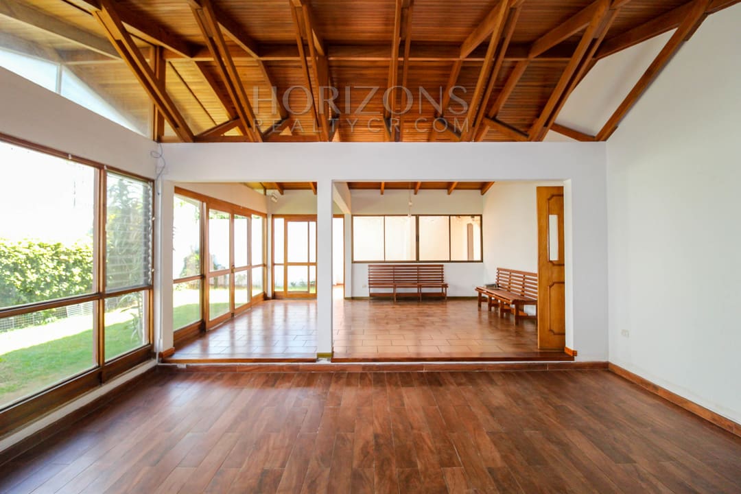 SE ALQUILA CASA CON PATIO EN MORAVIA UNA PLANTLA / 4 HABITACIONES noj921