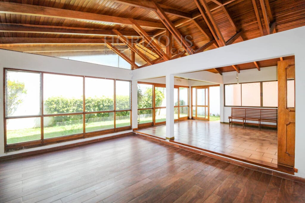 SE ALQUILA CASA CON PATIO EN MORAVIA UNA PLANTLA / 4 HABITACIONES noj921