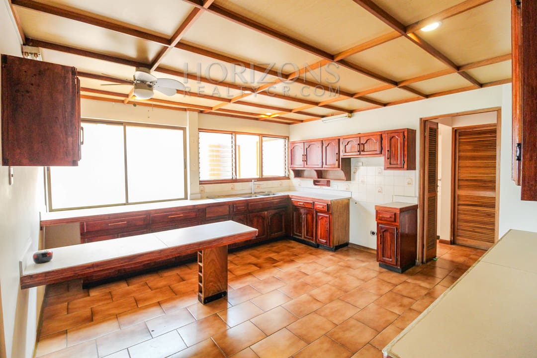 SE ALQUILA CASA CON PATIO EN MORAVIA UNA PLANTLA / 4 HABITACIONES noj921