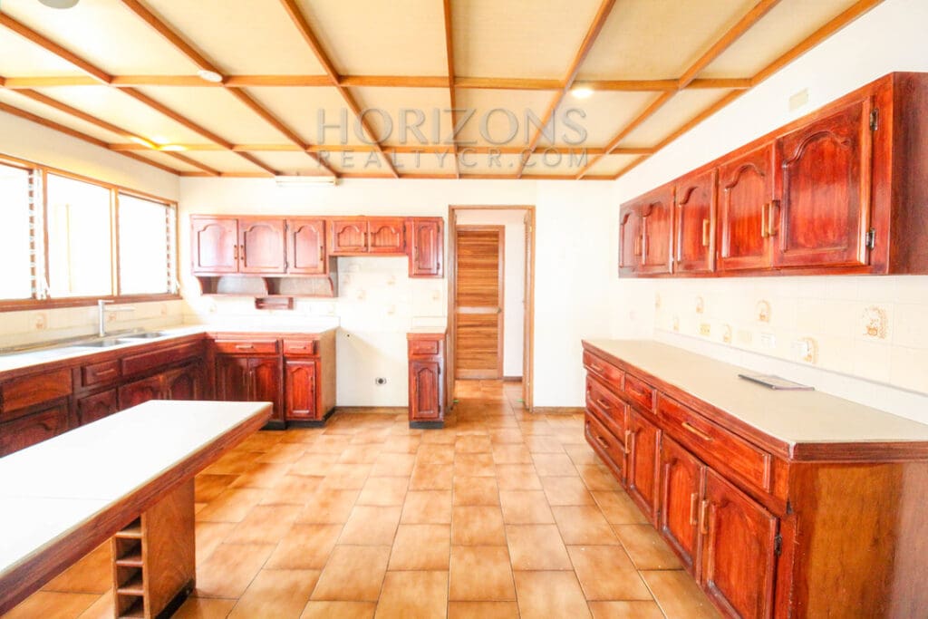 SE ALQUILA CASA CON PATIO EN MORAVIA UNA PLANTLA / 4 HABITACIONES noj921