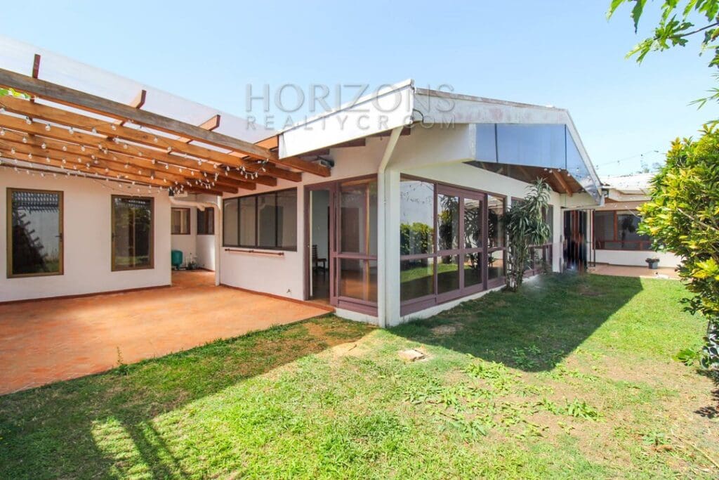 SE ALQUILA CASA CON PATIO EN MORAVIA UNA PLANTLA / 4 HABITACIONES noj921