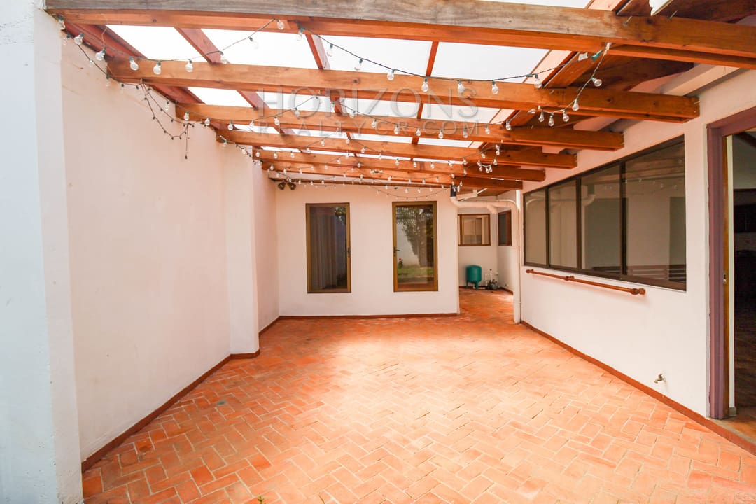 SE ALQUILA CASA CON PATIO EN MORAVIA UNA PLANTLA / 4 HABITACIONES noj921