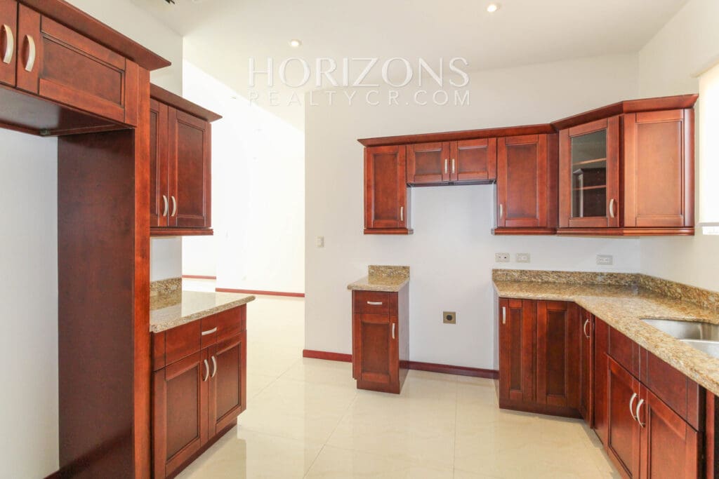 APARTAMENTO EN PRIMER NIVEL  CONDOMINIO ESCAZU njv245.