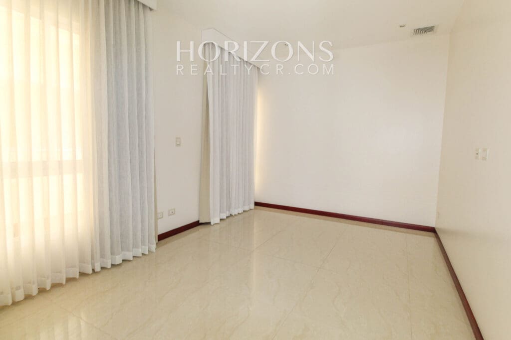 APARTAMENTO EN PRIMER NIVEL  CONDOMINIO ESCAZU njv245.