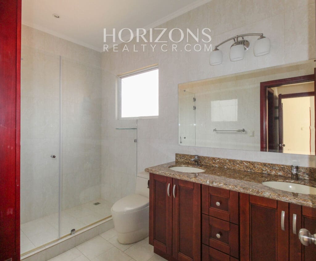 APARTAMENTO EN PRIMER NIVEL  CONDOMINIO ESCAZU njv245.