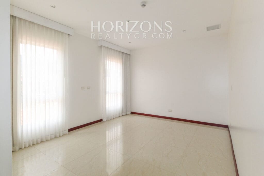 APARTAMENTO EN PRIMER NIVEL  CONDOMINIO ESCAZU njv245.