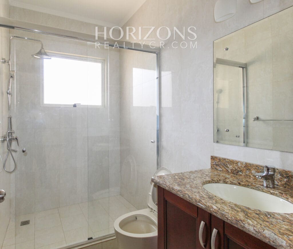 APARTAMENTO EN PRIMER NIVEL  CONDOMINIO ESCAZU njv245.