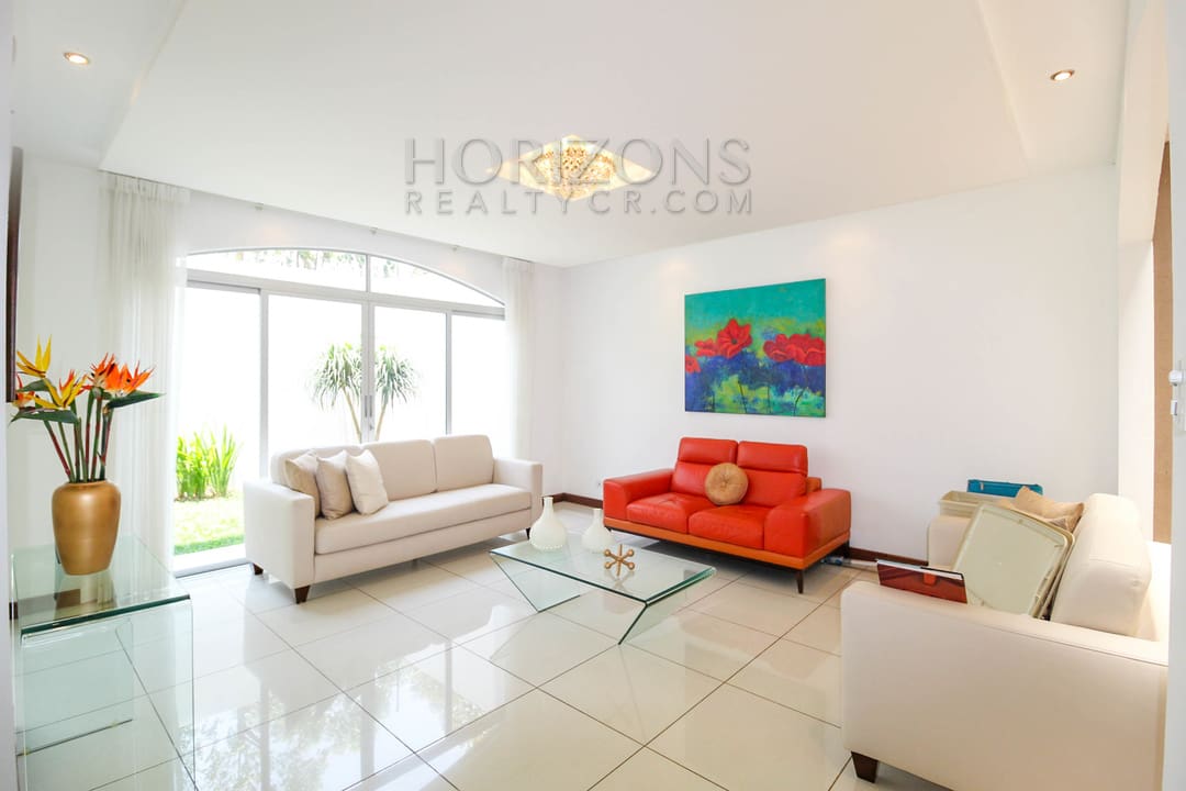 Se Vende Casa 4 Habitaciones con Patio Condominio en Sabanilla con 3 Parqueos noj942