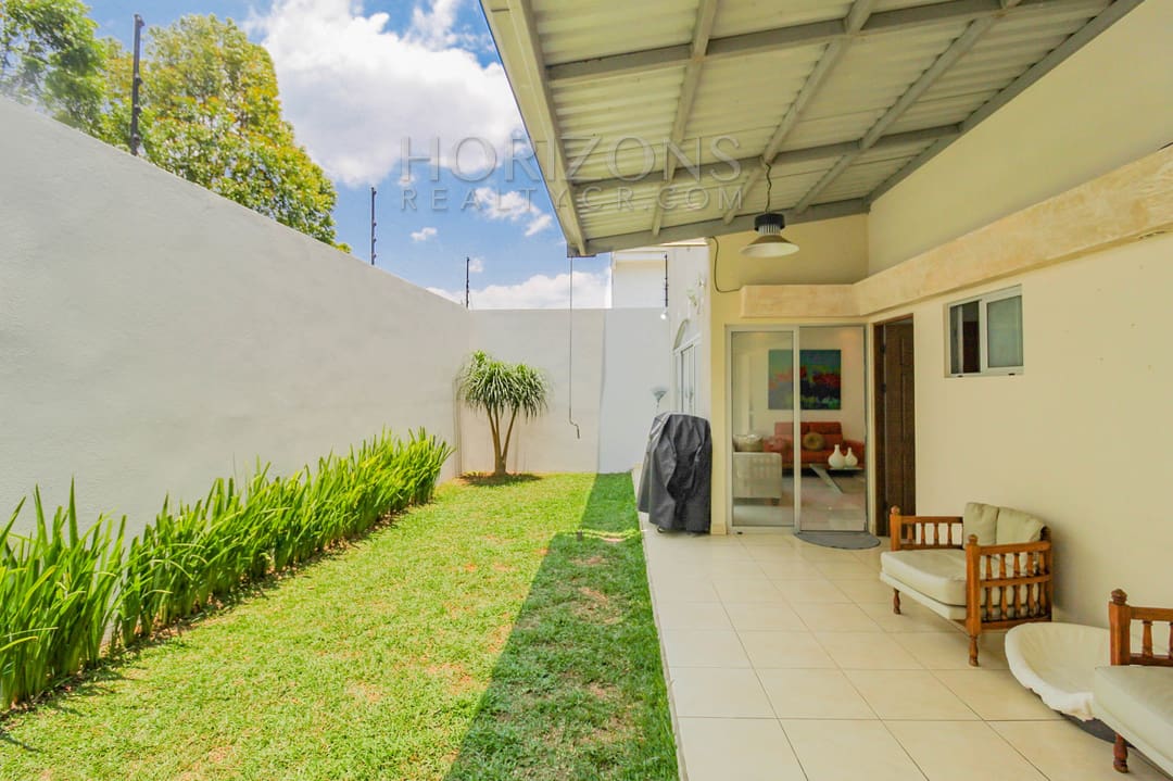 Se Vende Casa 4 Habitaciones con Patio Condominio en Sabanilla con 3 Parqueos noj942
