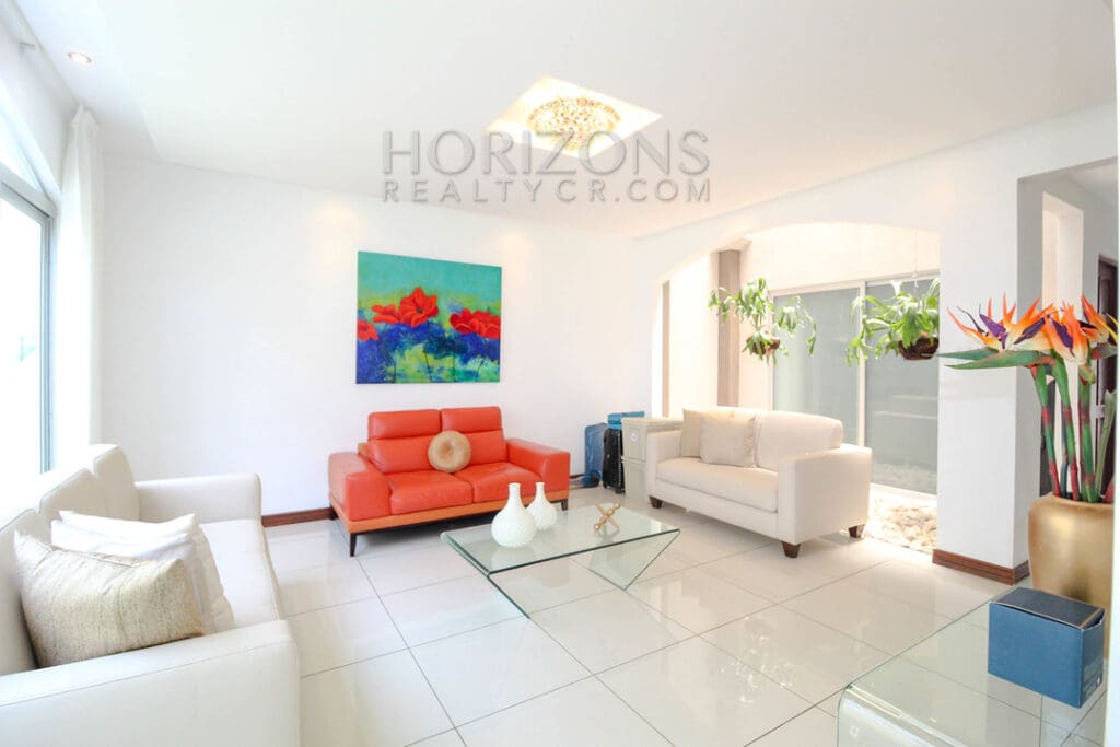 Se Vende Casa 4 Habitaciones con Patio Condominio en Sabanilla con 3 Parqueos noj942