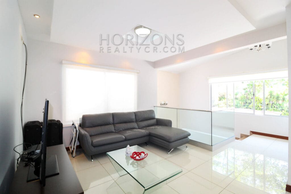 Se Vende Casa 4 Habitaciones con Patio Condominio en Sabanilla con 3 Parqueos noj942