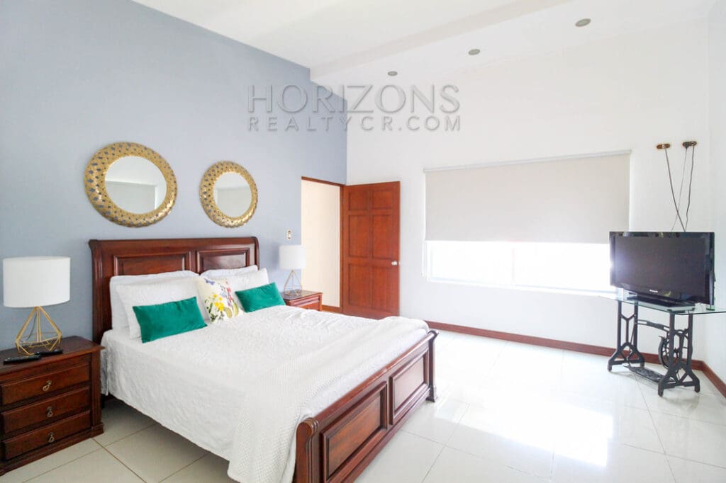 Se Vende Casa 4 Habitaciones con Patio Condominio en Sabanilla con 3 Parqueos noj942