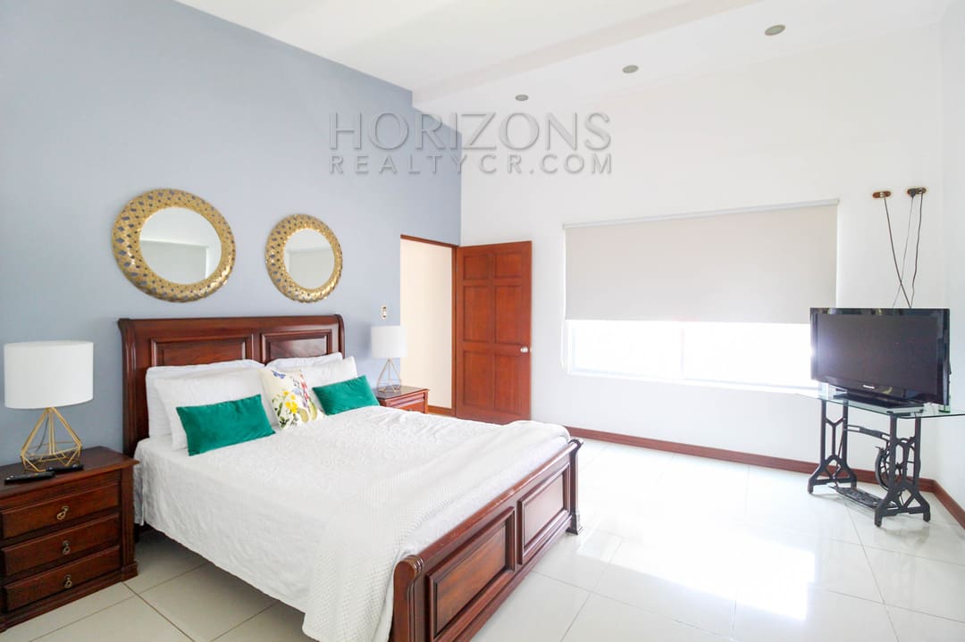 Se Vende Casa 4 Habitaciones con Patio Condominio en Sabanilla con 3 Parqueos noj942