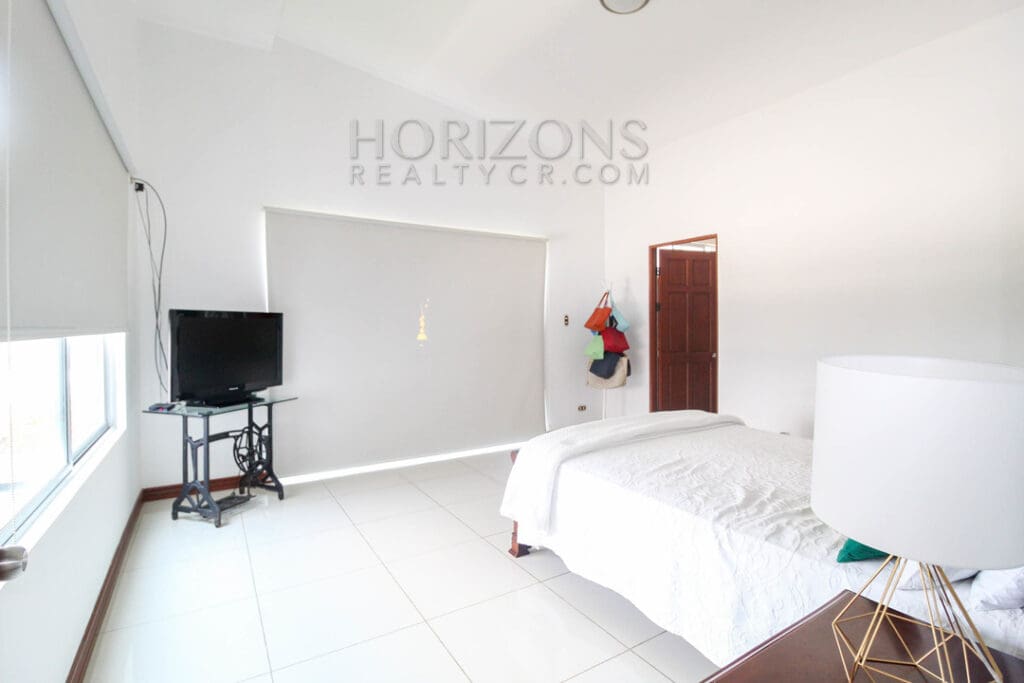 Se Vende Casa 4 Habitaciones con Patio Condominio en Sabanilla con 3 Parqueos noj942