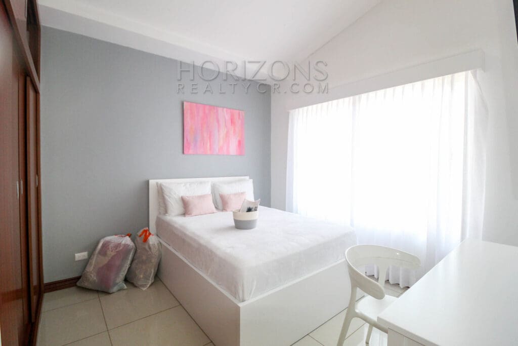 Se Vende Casa 4 Habitaciones con Patio Condominio en Sabanilla con 3 Parqueos noj942