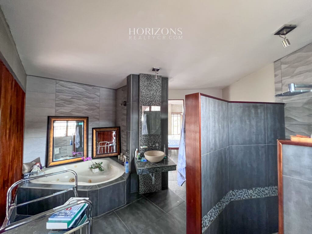 Lujo, comodidad y vistas impresionantes: la casa perfecta en Santa Ana Alto de Las Palomas, San José, Costa Rica nja1028