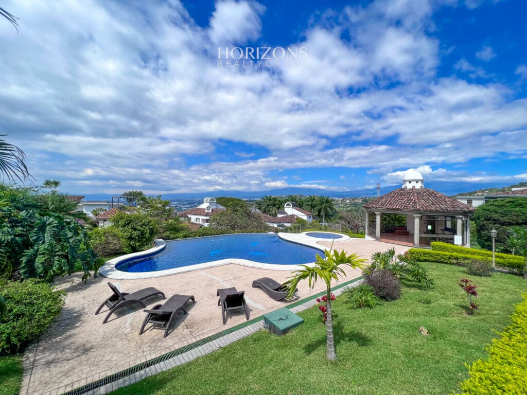Lujo, comodidad y vistas impresionantes: la casa perfecta en Santa Ana Alto de Las Palomas, San José, Costa Rica nja1028