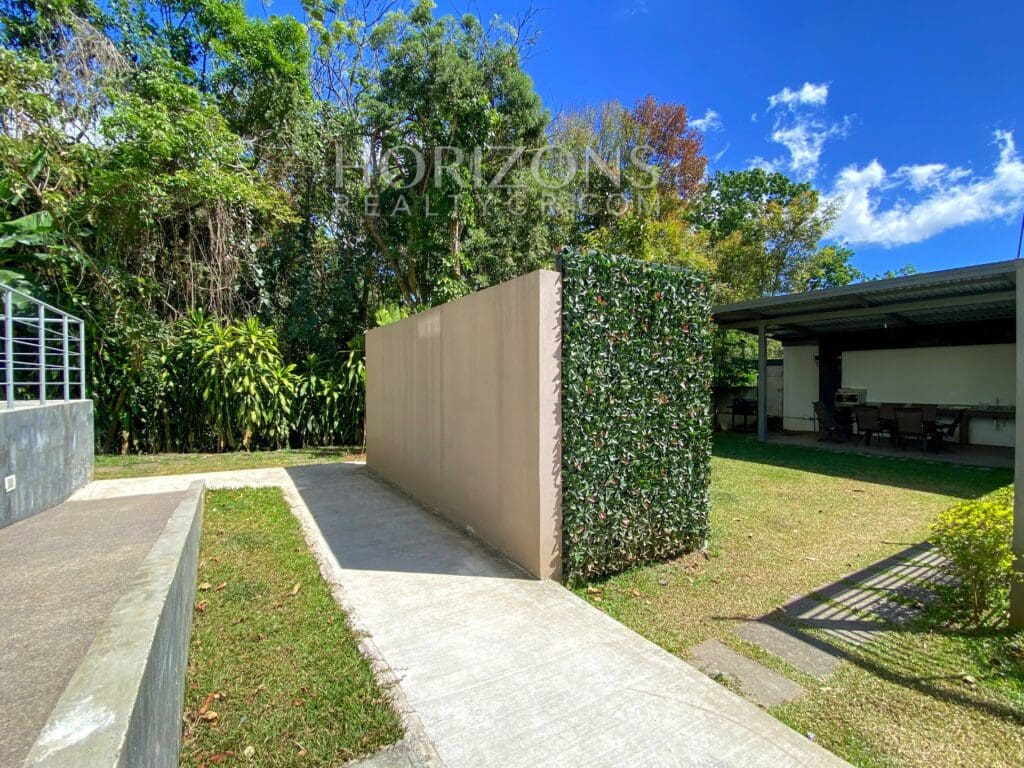 SE ALQUILA APARTAMENTO AMPLIO CONTEMPORÁNEO A 1.7KM DE ROTONDA BANDERAS Y UCR NJA1178