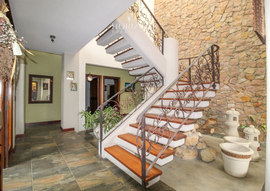 Lujo, comodidad y vistas impresionantes: la casa perfecta en Santa Ana Alto de Las Palomas, San José, Costa Rica nja1028