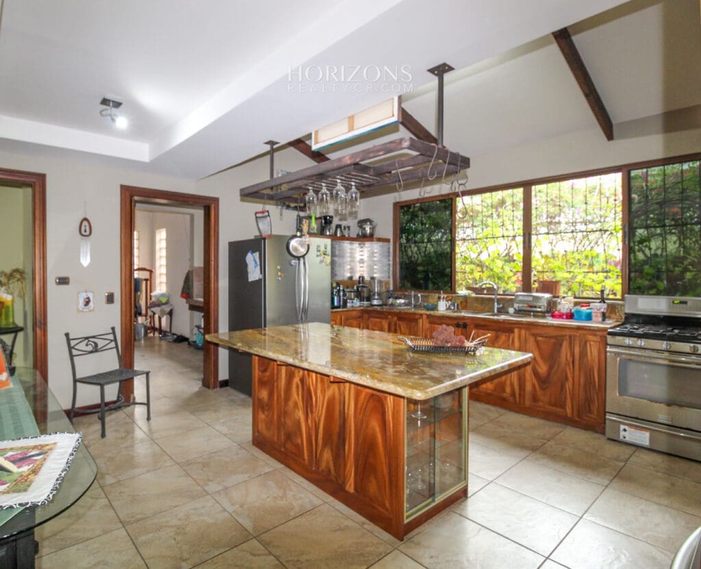 Lujo, comodidad y vistas impresionantes: la casa perfecta en Santa Ana Alto de Las Palomas, San José, Costa Rica nja1028