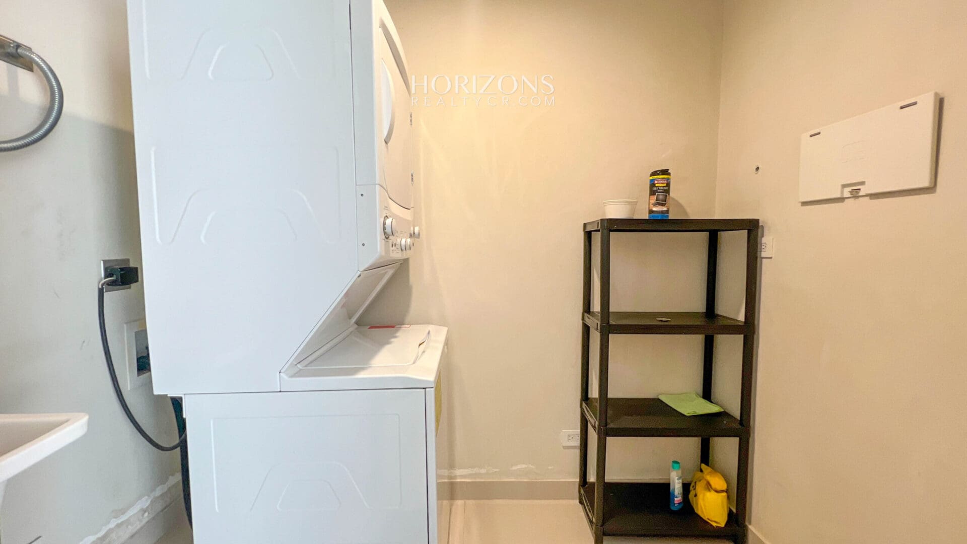 Venta de Moderno Apartamento Amueblado a 1.7 KM de La UCR 1 Habitación 1 Parqueo Oportunidad de Inversión  nja1092