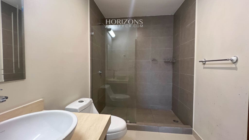 Venta de Moderno Apartamento Amueblado a 1.7 KM de La UCR 1 Habitación 1 Parqueo Oportunidad de Inversión  nja1092