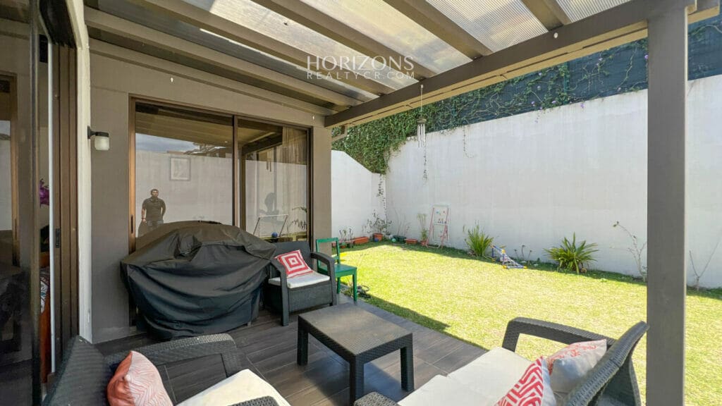 Venta de Casa en Condominio 4 Habitaciones 4 Parqueos en Sabanilla nja1095
