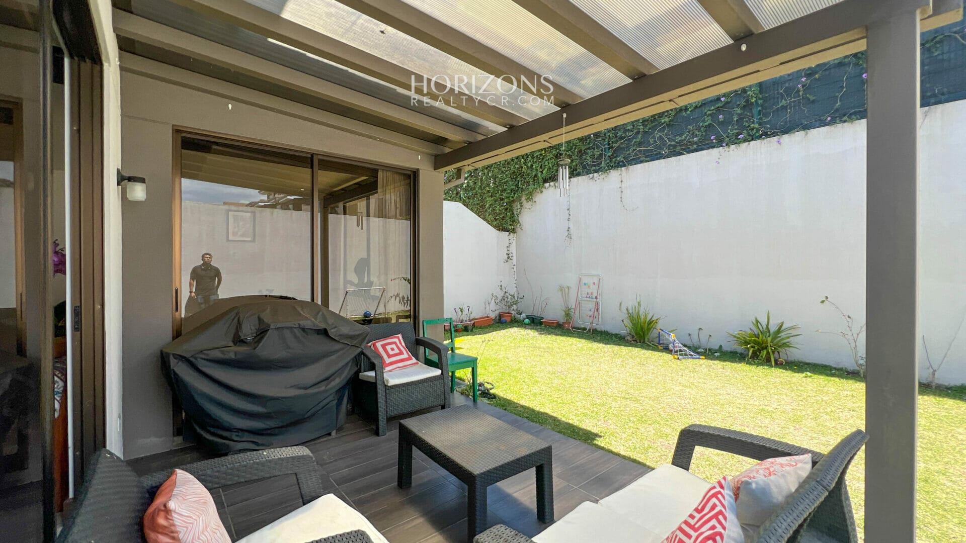 Venta de Casa en Condominio 4 Habitaciones 4 Parqueos en Sabanilla nja1095
