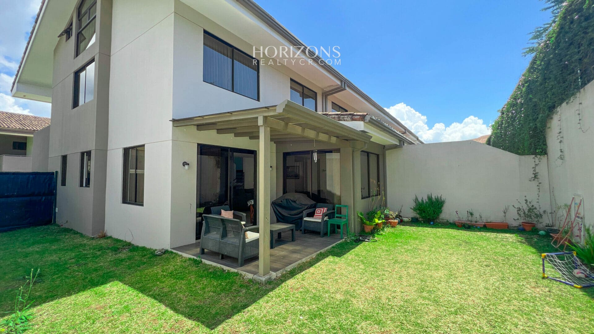 Venta de Casa en Condominio 4 Habitaciones 4 Parqueos en Sabanilla nja1095