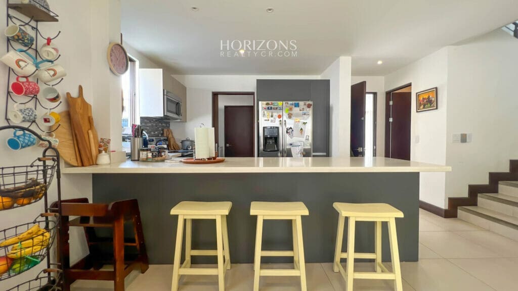 Venta de Casa en Condominio 4 Habitaciones 4 Parqueos en Sabanilla nja1095