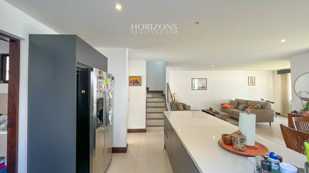 Venta de Casa en Condominio 4 Habitaciones 4 Parqueos en Sabanilla nja1095