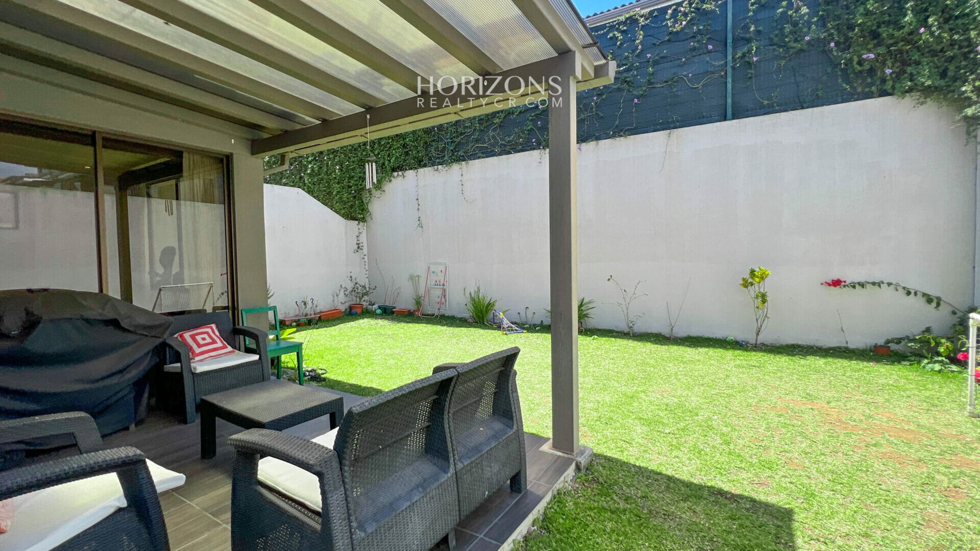 Venta de Casa en Condominio 4 Habitaciones 4 Parqueos en Sabanilla nja1095