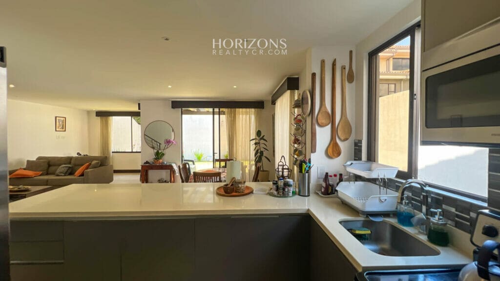 Venta de Casa en Condominio 4 Habitaciones 4 Parqueos en Sabanilla nja1095