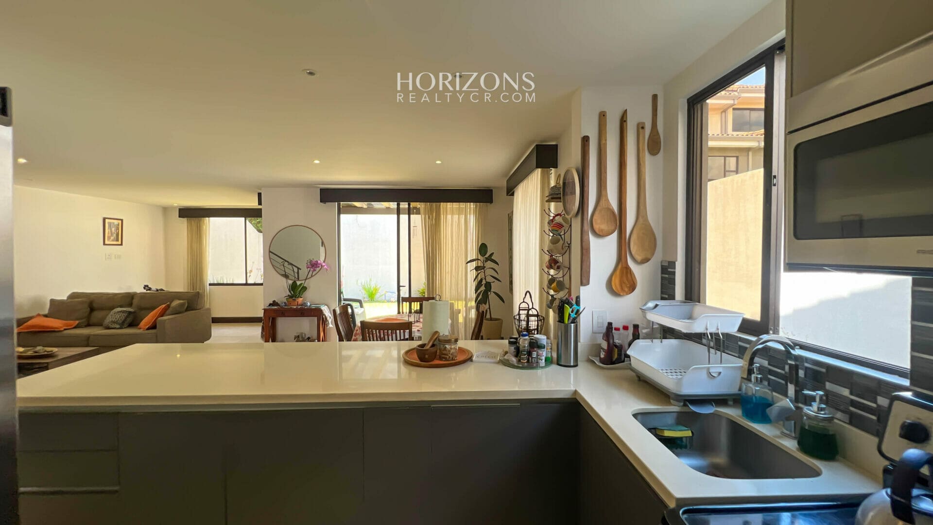 Venta de Casa en Condominio 4 Habitaciones 4 Parqueos en Sabanilla nja1095