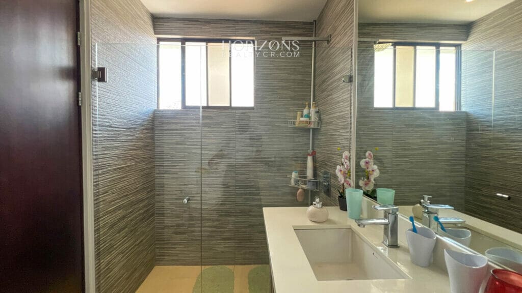 Venta de Casa en Condominio 4 Habitaciones 4 Parqueos en Sabanilla nja1095