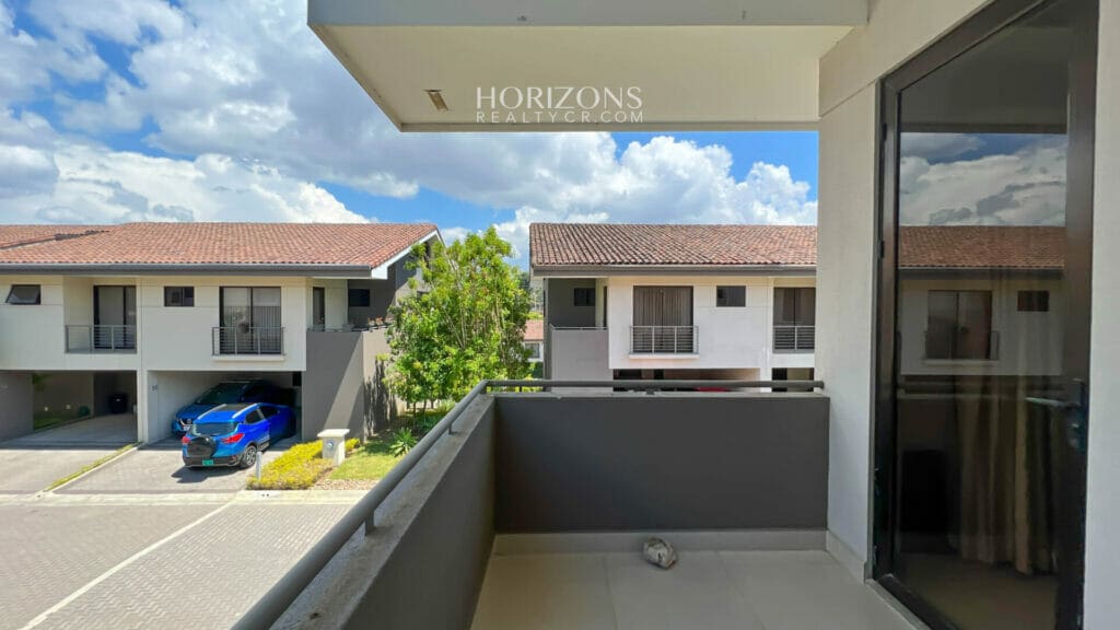 Venta de Casa en Condominio 4 Habitaciones 4 Parqueos en Sabanilla nja1095