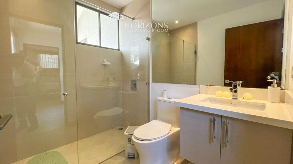 Venta de Casa en Condominio 4 Habitaciones 4 Parqueos en Sabanilla nja1095