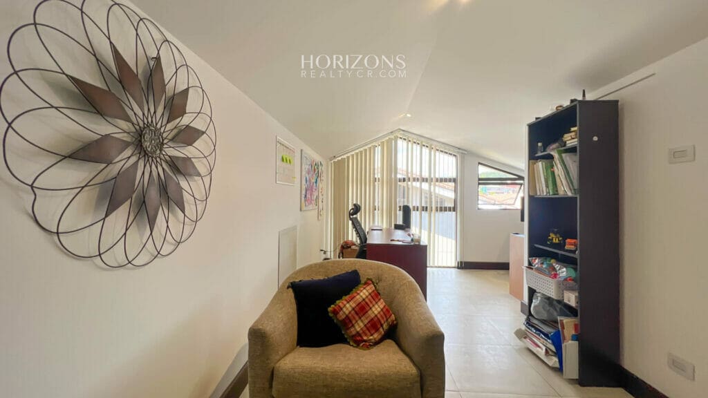 Venta de Casa en Condominio 4 Habitaciones 4 Parqueos en Sabanilla nja1095