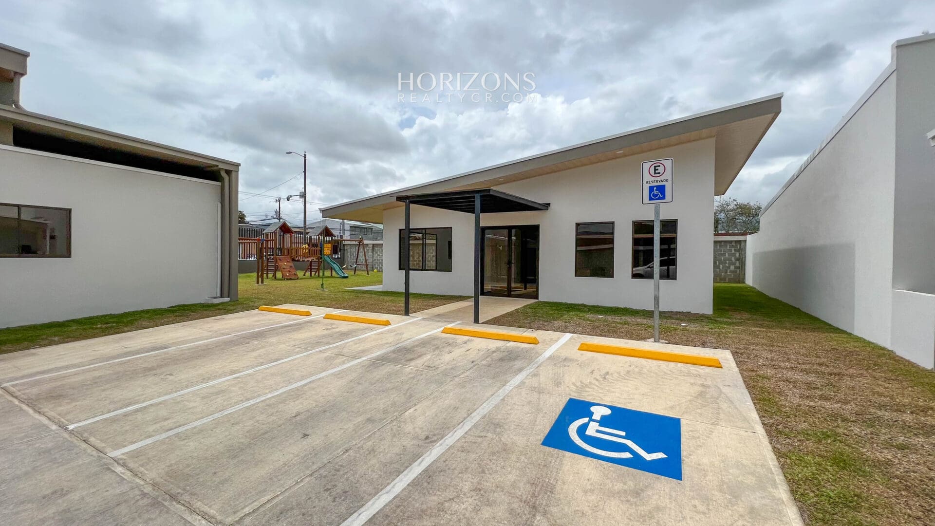¡Estrena su hogar! Casa de dos niveles en condominio familiar con todas las comodidades 3 Dormitorios nja1101