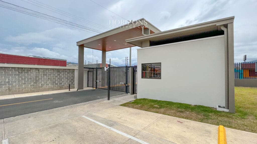 ¡Estrena su hogar! Casa de dos niveles en condominio familiar con todas las comodidades 3 Dormitorios nja1101