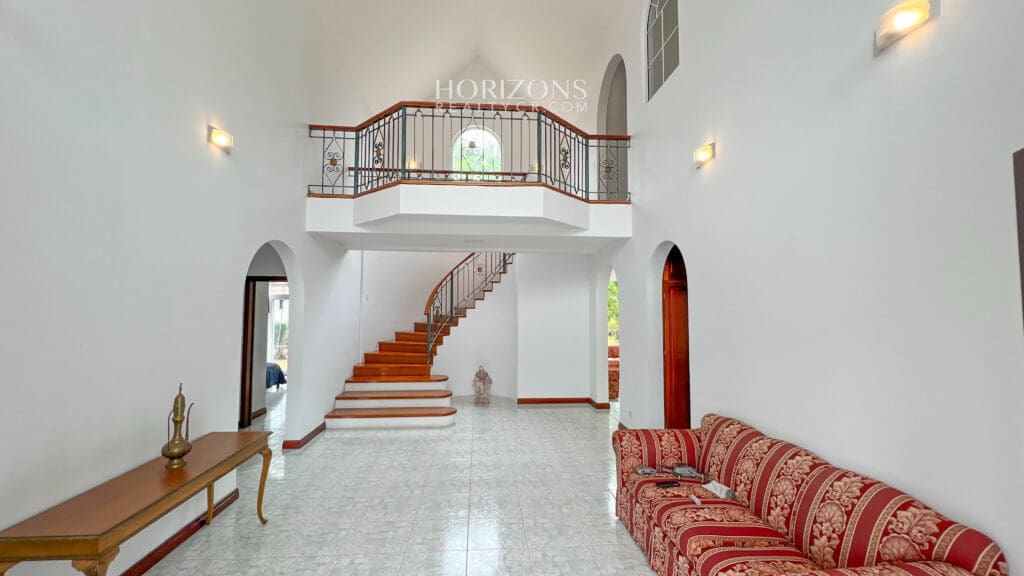 Hermosa Casa Con Piscina y 4 Habitaciones en Hacienda Los Reyes La Guácima njr50