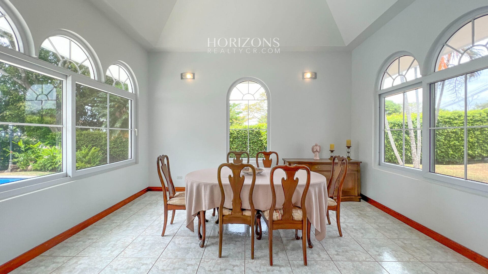 Hermosa Casa Con Piscina y 4 Habitaciones en Hacienda Los Reyes La Guácima njr50