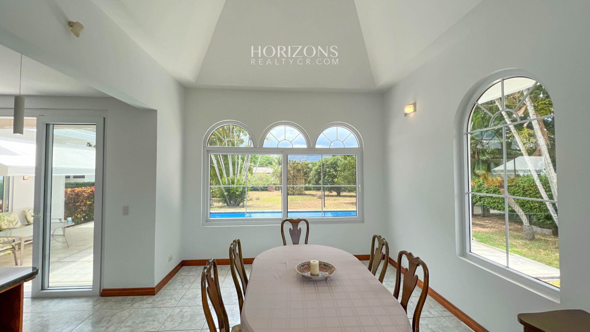 Hermosa Casa Con Piscina y 4 Habitaciones en Hacienda Los Reyes La Guácima njr50