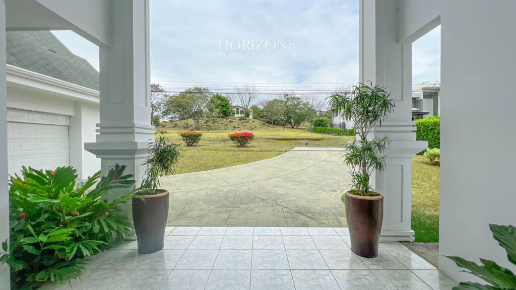 Hermosa Casa Con Piscina y 4 Habitaciones en Hacienda Los Reyes La Guácima njr50